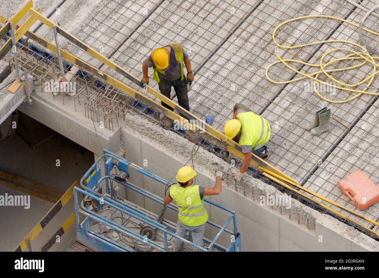 Arbeiter auf der Grundlage eines aufbautenden Worlings im Team. Work in Progress im Teamgeist. Stockfoto