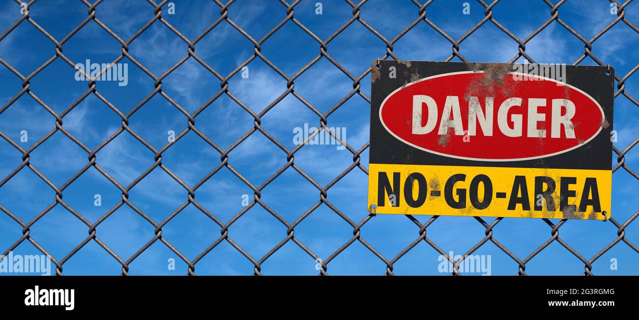 Schild „No Go Area“ am Kettengliederzaun Stockfoto