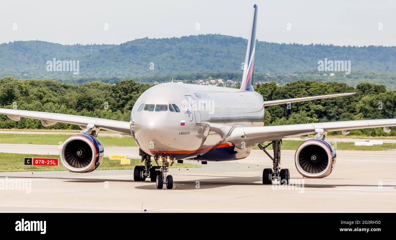 Russland, Wladiwostok, 08/17/2020. Passagierflugzeug Airbus A330 von Aeroflot Airlines nach der Landung auf dem Flugplatz an einem sonnigen Tag. A Stockfoto