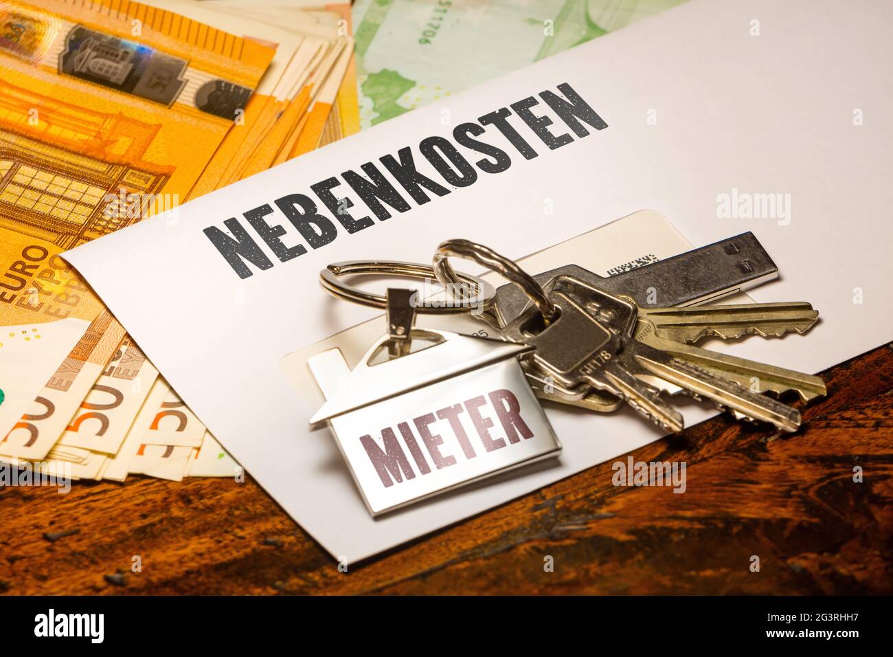 Betriebskosten Service-Gebühren Mieter mieten Geld Brief Schlüssel Ring zusätzliche Zahlung, Wohnung Stockfoto
