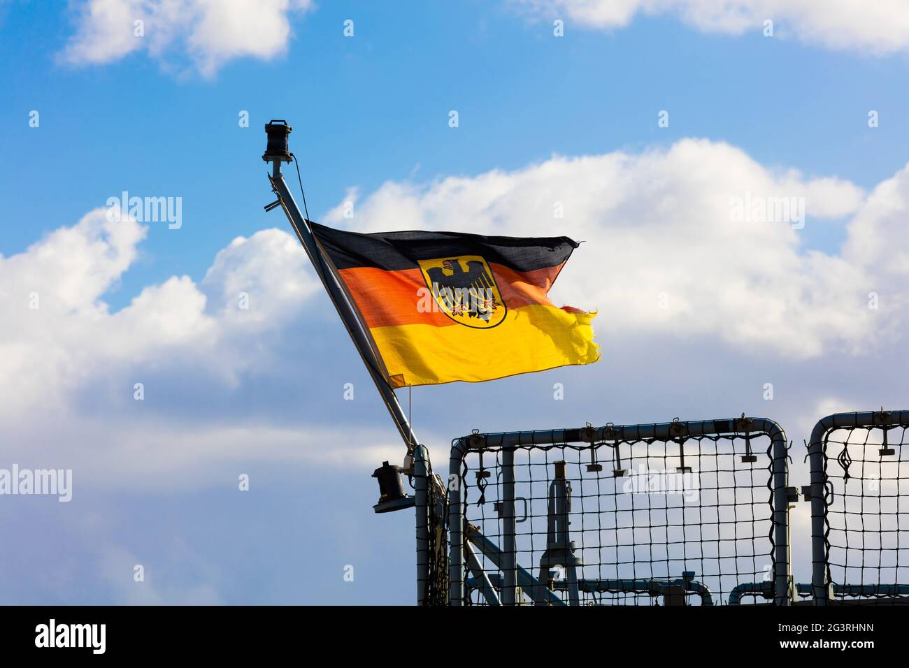 Flagge schwenken Deutsche Bundesmarine, Schiff, Bug, Einsatz,  Auslandseinsatz, marine, Kriegsschiff, Flagge Stockfotografie - Alamy