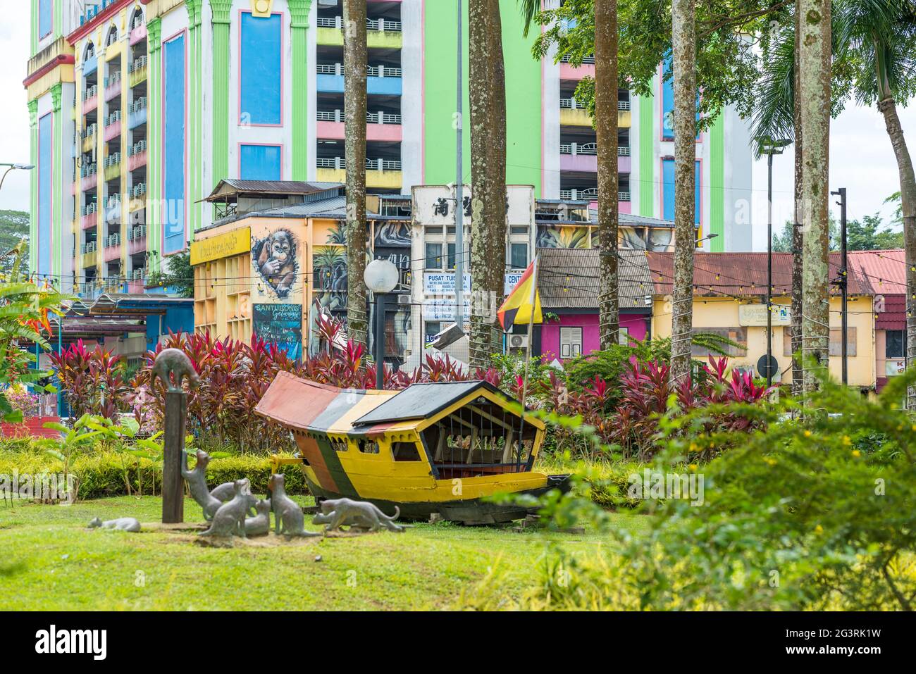 Sampan als Denkmal im öffentlichen Park und an der Promenade der Kuching-Küste Stockfoto