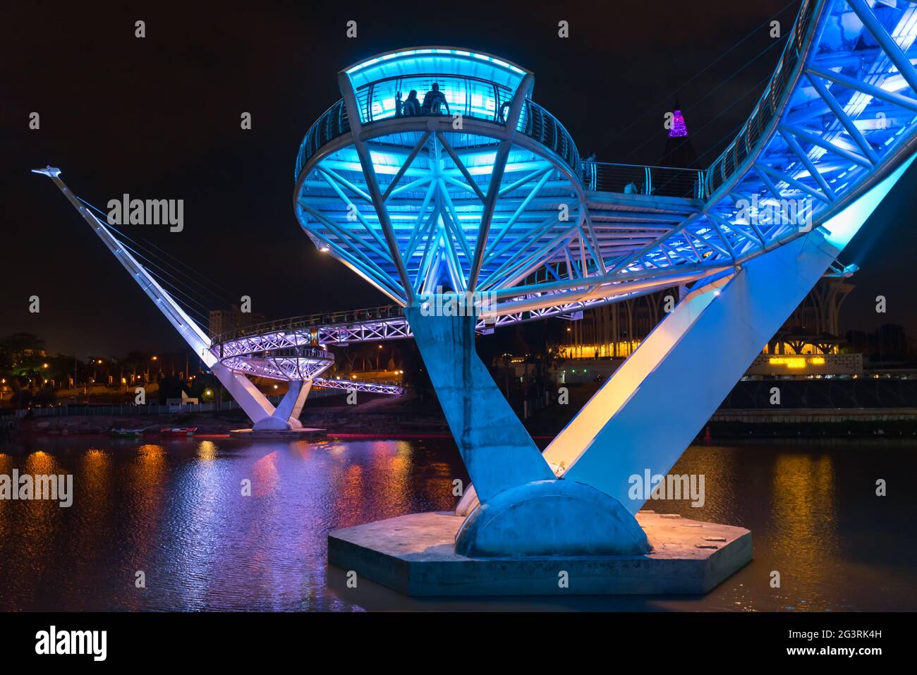 Die Darul Hana Brücke bei Nacht Stockfoto