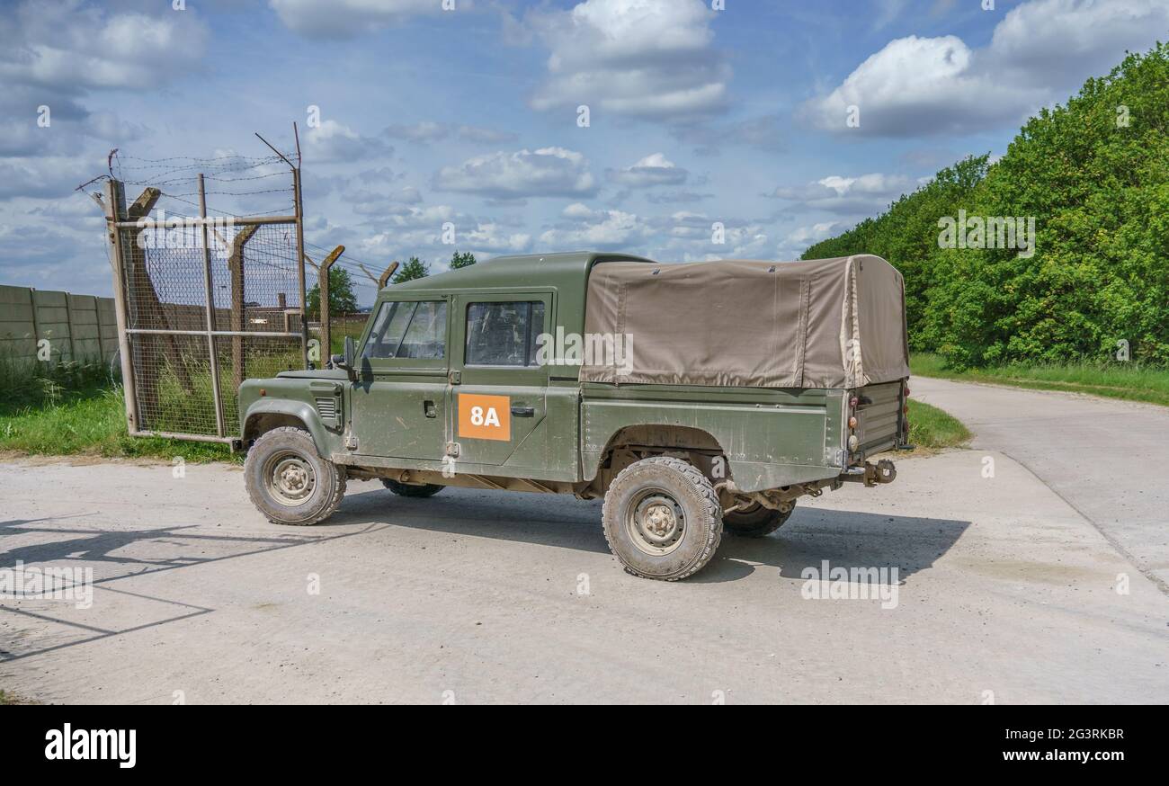 Ein Land Rover Defender-Infanteriefahrzeug der britischen Armee, das zur Sicherheit des bewachten Militärgeländes zurückkehrt Stockfoto
