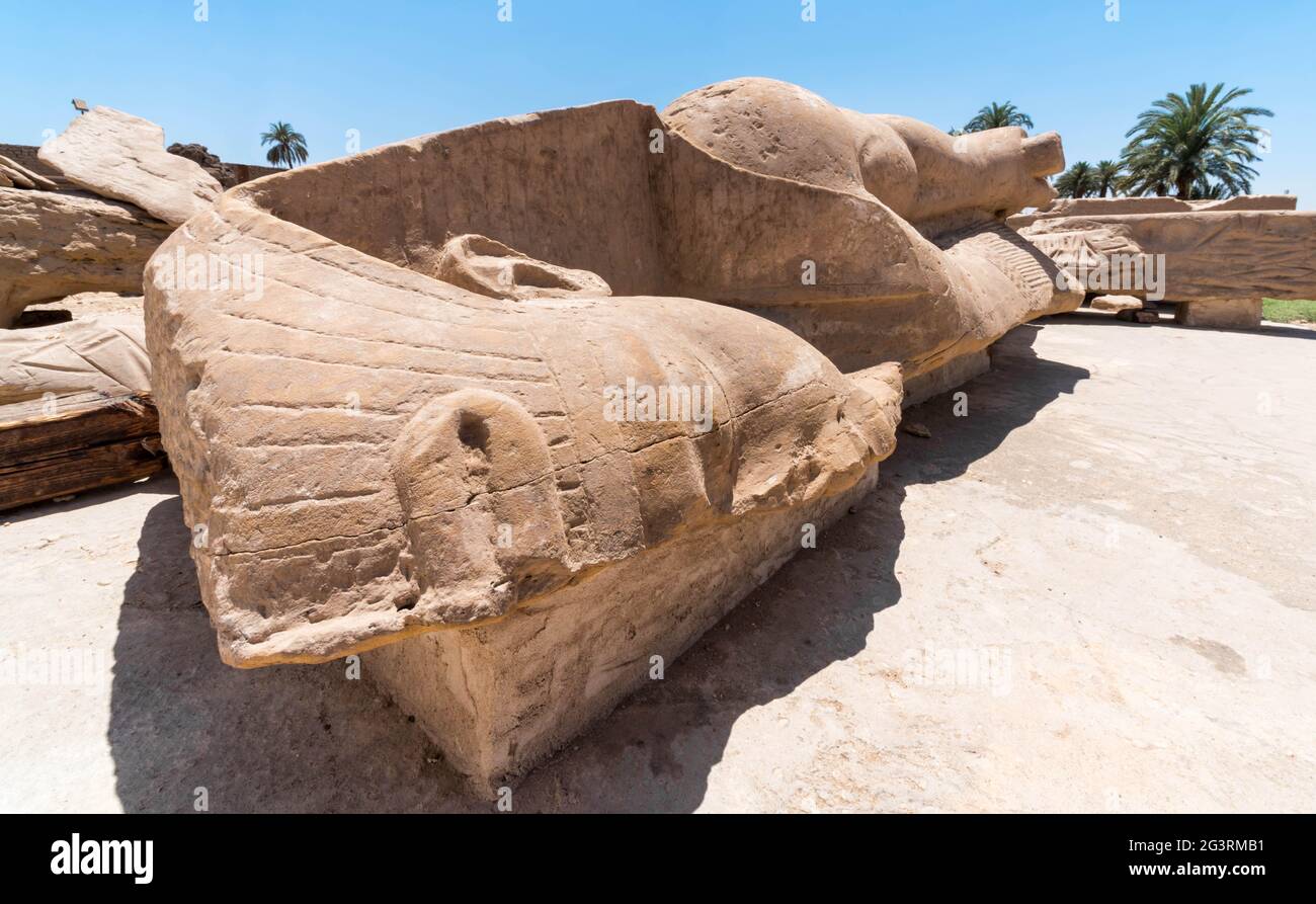 Eine alte Statue des Pharao liegt auf dem Boden in einem Karnak-Tempel in Luxor in Ägypten Stockfoto
