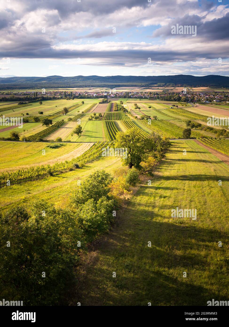 Landschaft mit Seitenlicht und kleinem Dorf im Burgenland Stockfoto
