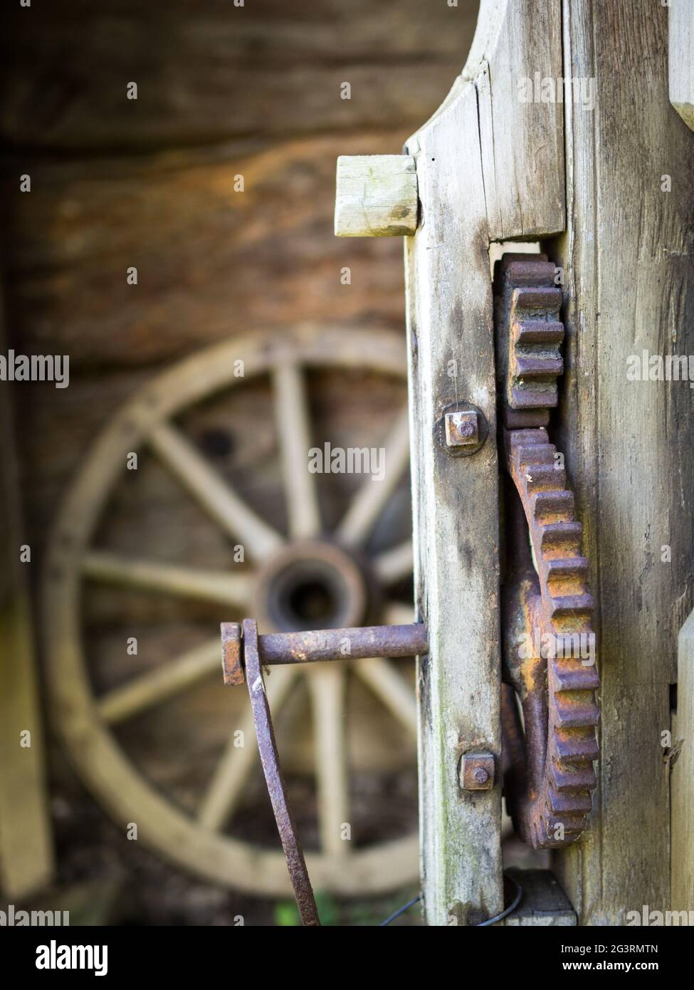 Holzgetriebe in einer alten Scheune für Landmaschinen Stockfoto