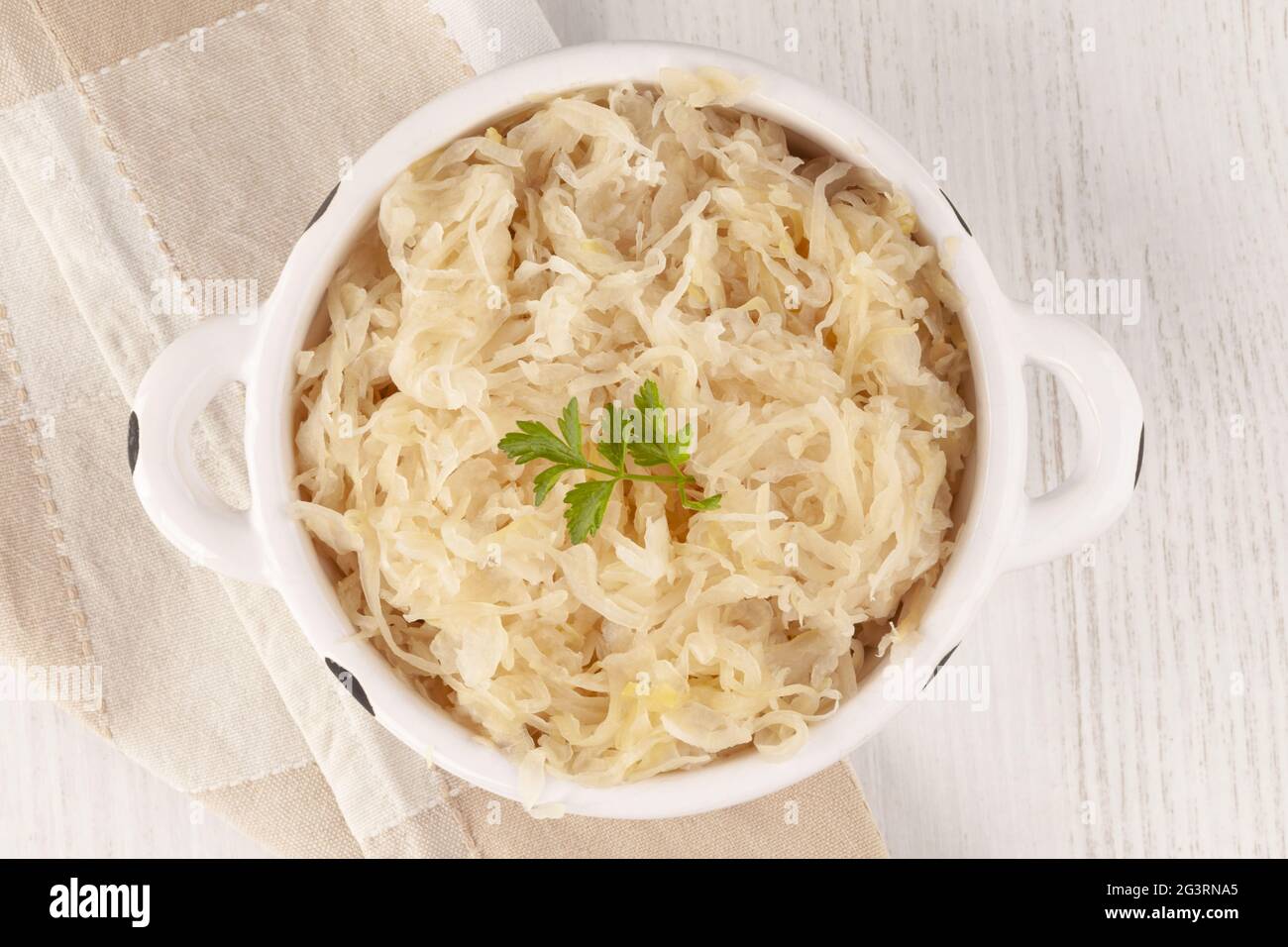 Sauerkraut in weißer Schüssel. Stockfoto