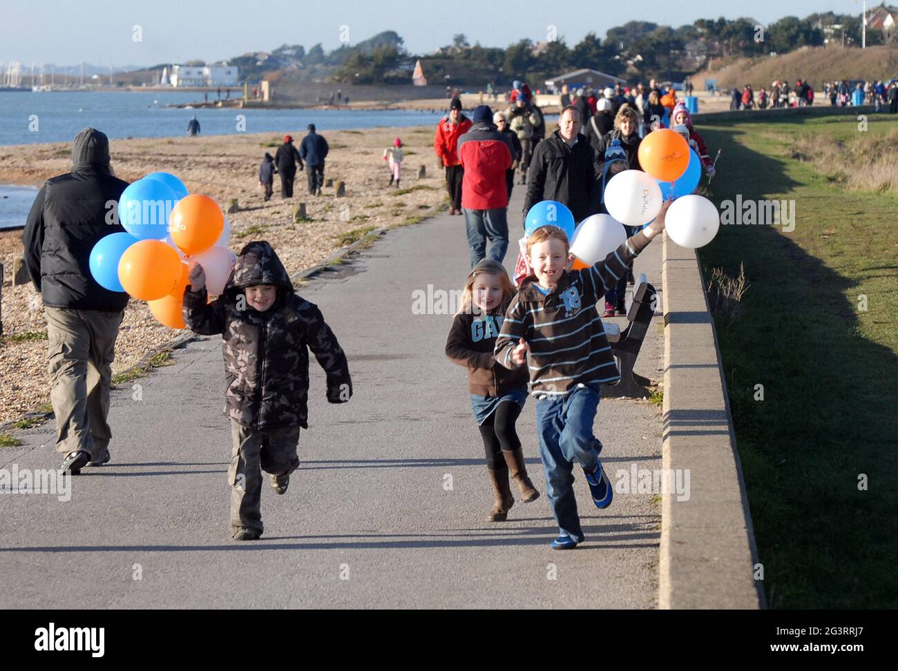 JUGENDLICHE GENIESSEN EINEN NEUEN TEARS DAY AUF DEM ABSCHLUSSBALL IM LEE ON THE SOLENT, HANTS. PIC MIKE WALKER, 2010 Stockfoto