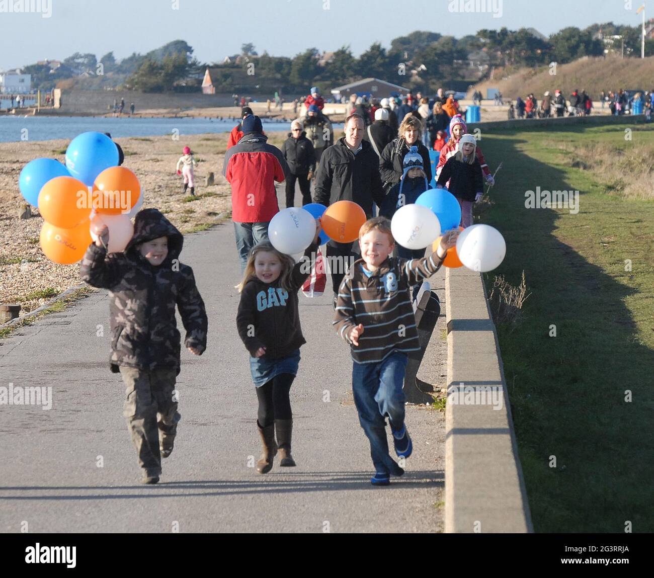 JUGENDLICHE GENIESSEN EINEN NEUEN TEARS DAY AUF DEM ABSCHLUSSBALL IM LEE ON THE SOLENT, HANTS. PIC MIKE WALKER, 2010 Stockfoto