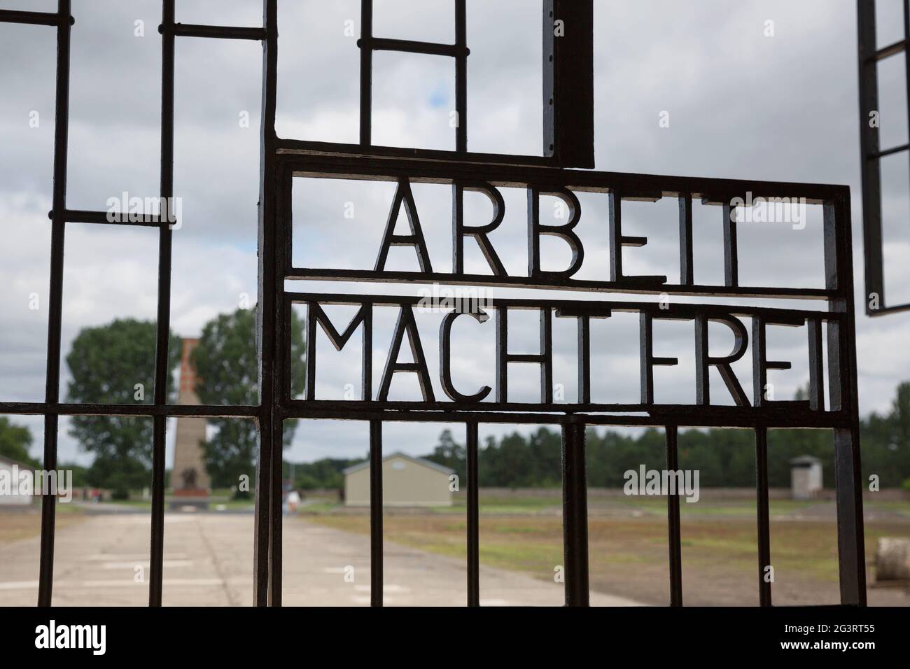 Eingang des Nazi-Konzentrationslagers Sachsenhausen-Oranienburg. Arbeit macht frei Deutsch Phrase, Arbeit macht dich frei. Ein falscher Prom Stockfoto