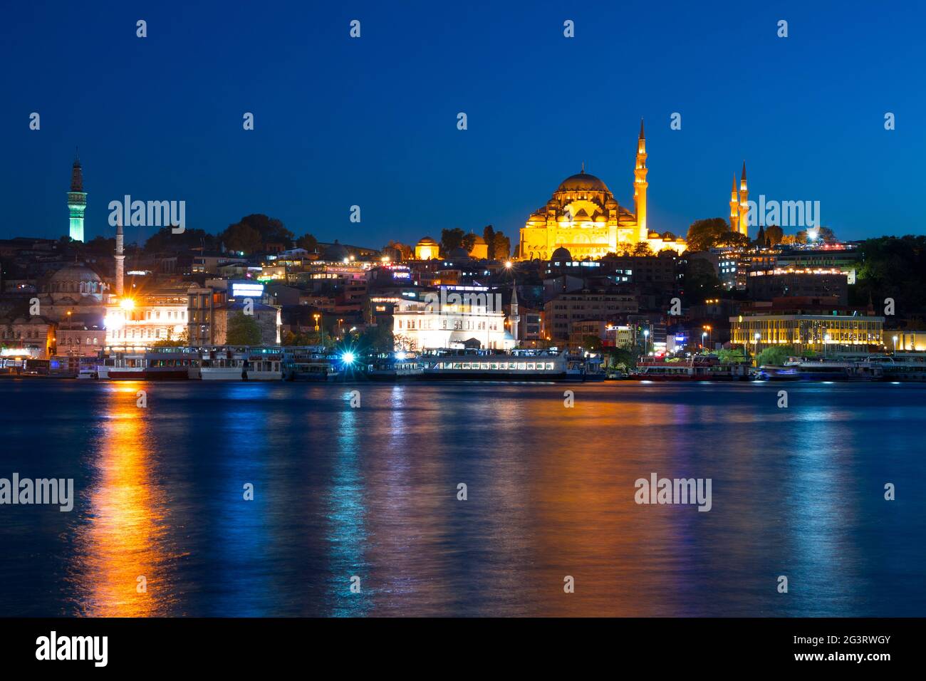 Abend in Istanbul und der Rustem Pasa Moschee Stockfoto