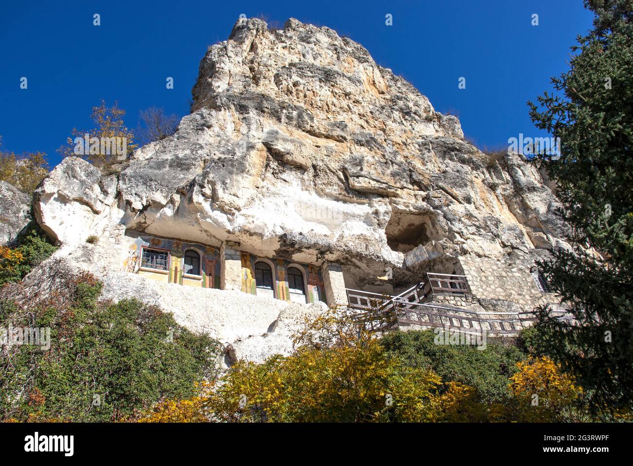 Mittelalterliches Basarbovo-Felsenkloster, dem Heiligen Dimitar Basarbowski gewidmet, Region Ruse, Bulgarien Stockfoto