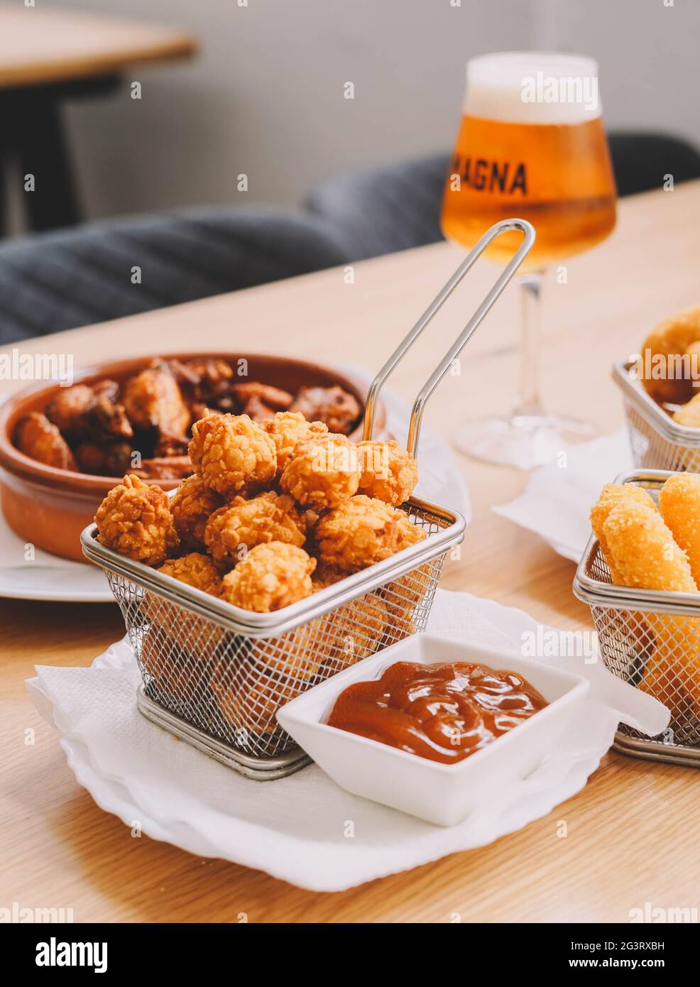 Ration von Kugeln gefüllt mit Käse und Hühnerflügel Stockfoto