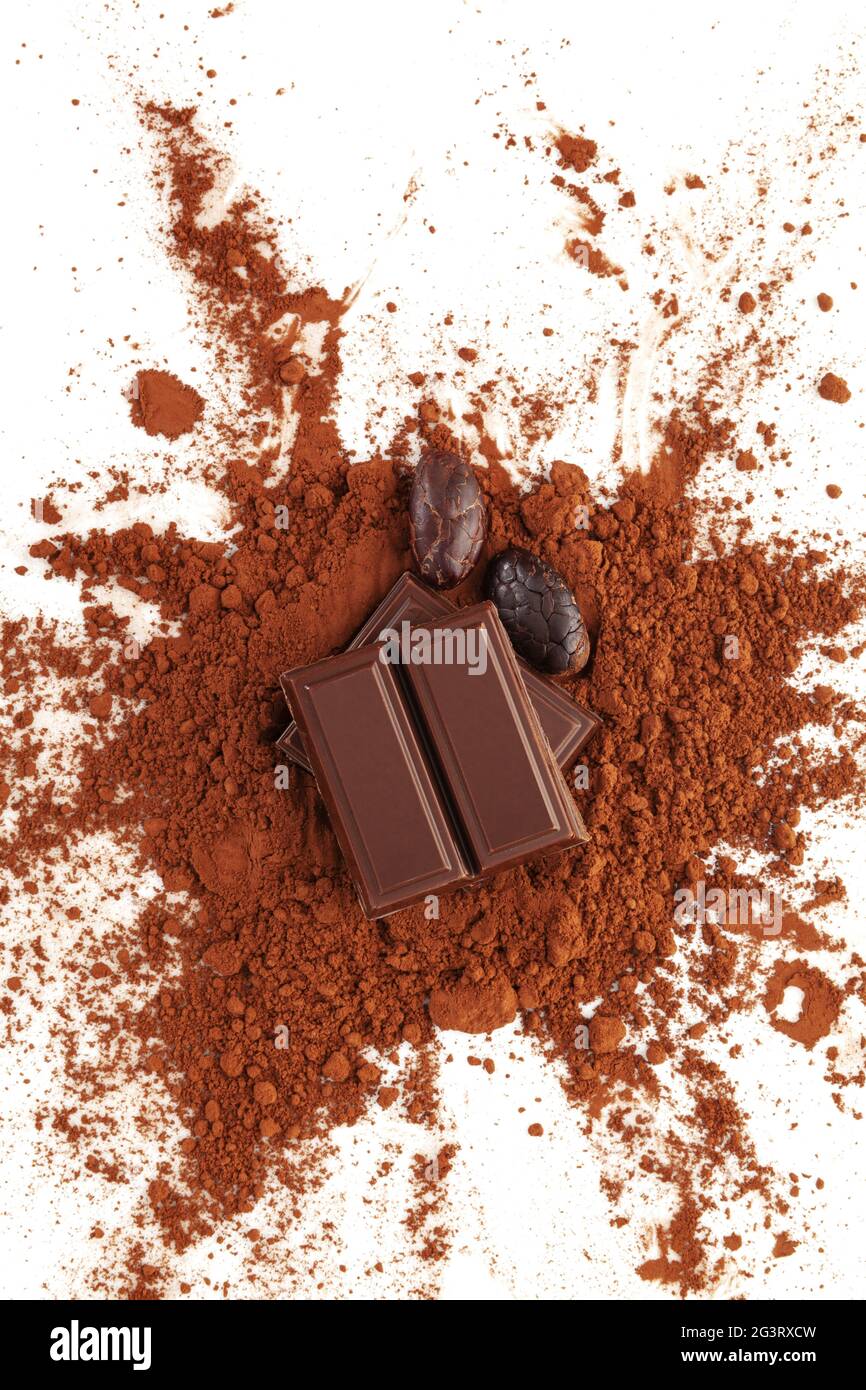 Kakaopulver, Bohnen und Schokolade auf weißem Hintergrund von oben. Stockfoto