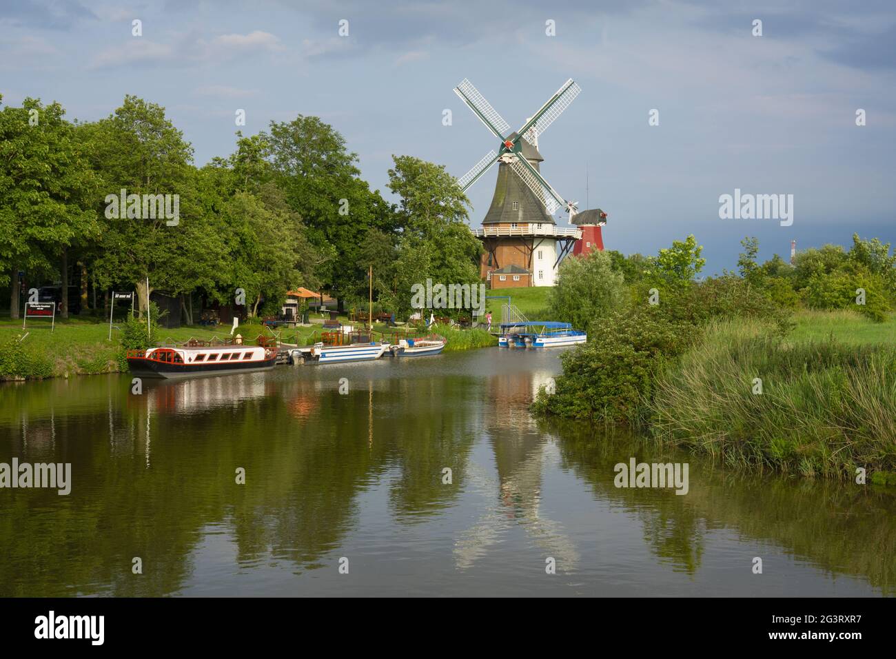 Zwillingsmühle am Fluss Greetsiel Stockfoto