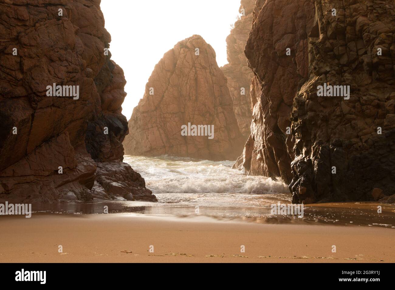 Surf and Rocks in Backlit by the Sun Stockfoto