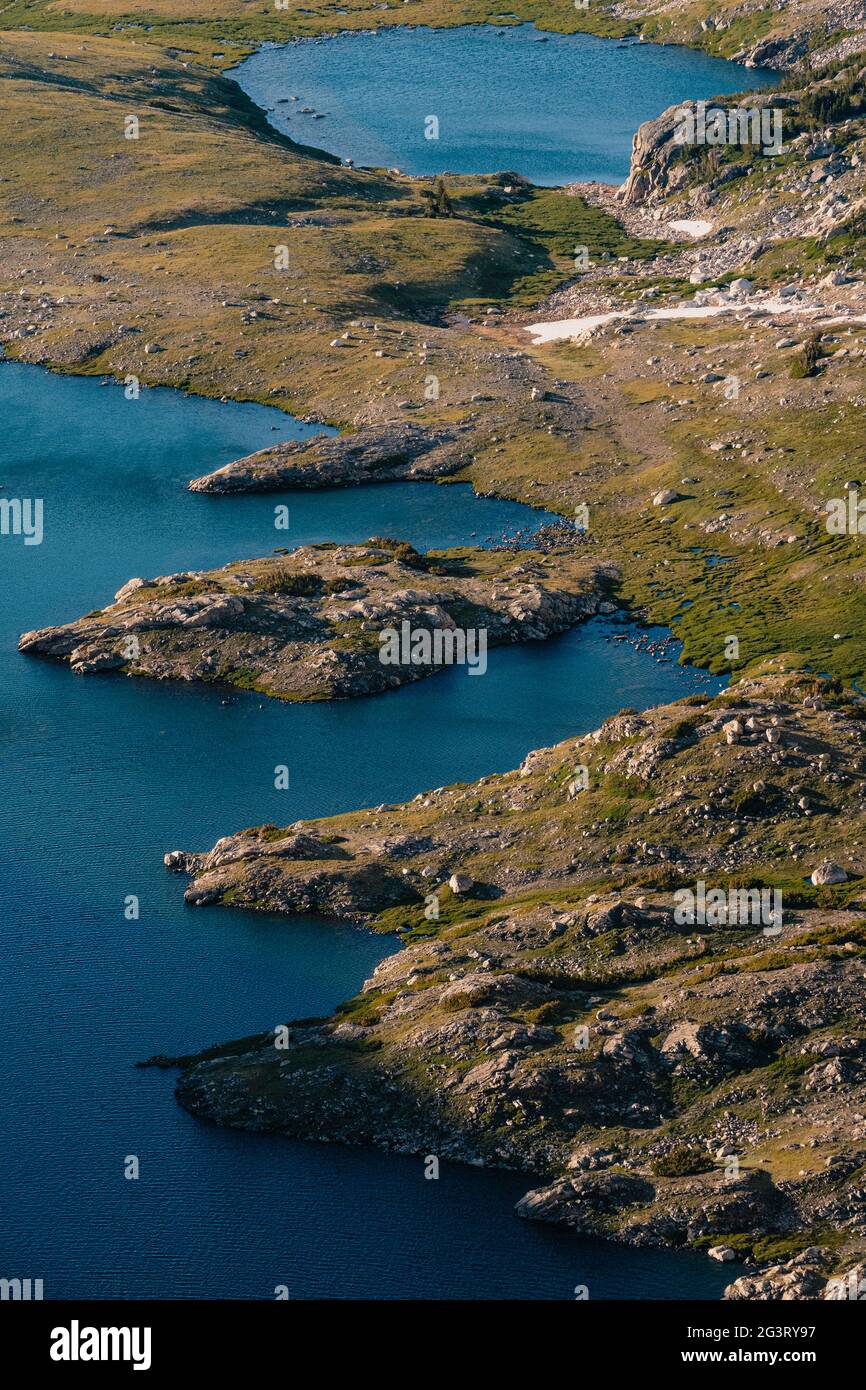 Blick von oben auf alpine Seen und schneebedeckten Boden bei Sonnenaufgang Stockfoto