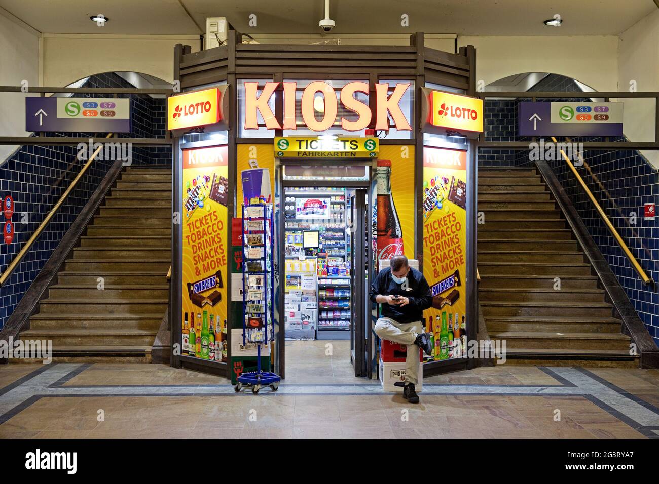 kiosk an der U-Bahnstation Hackescher Markt, Deutschland, Berlin Stockfoto
