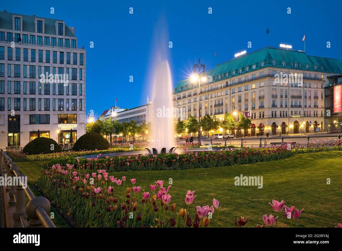 Beleuchteter Pariser Platz mit Brunnen und Hotel Adlon Kempinski am Abend, Deutschland, Berlin Stockfoto