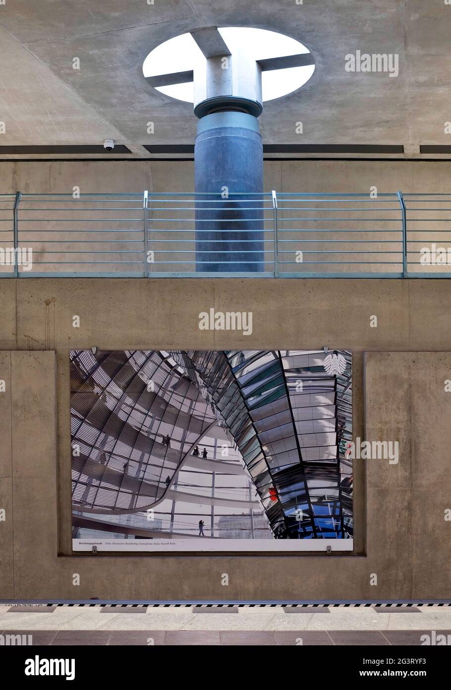U-Bahn-Station Bundestag mit Foto der Innenansicht der Kuppel des Reichstaggebäudes, Regierungsbezirk, Berlin-Mitte, Deutschland, Berlin Stockfoto
