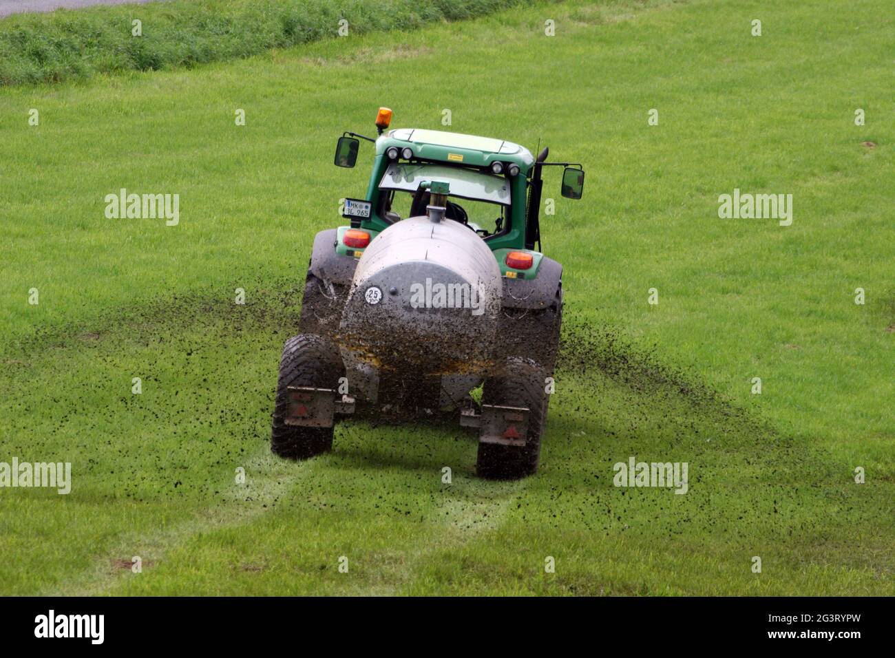 Farmer verbreitet Dnger auf Grnland, organische Dngung in der  Landwirtschaft, Deutschland Stockfotografie - Alamy