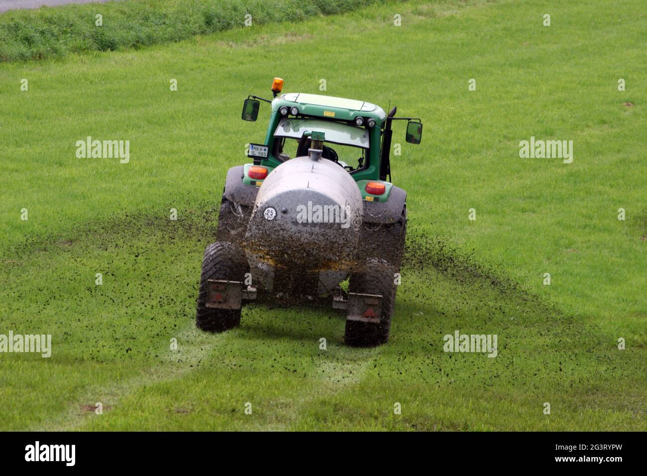 Farmer verbreitet Dünger auf Grünland, organische Düngung in der Landwirtschaft, Deutschland Stockfoto