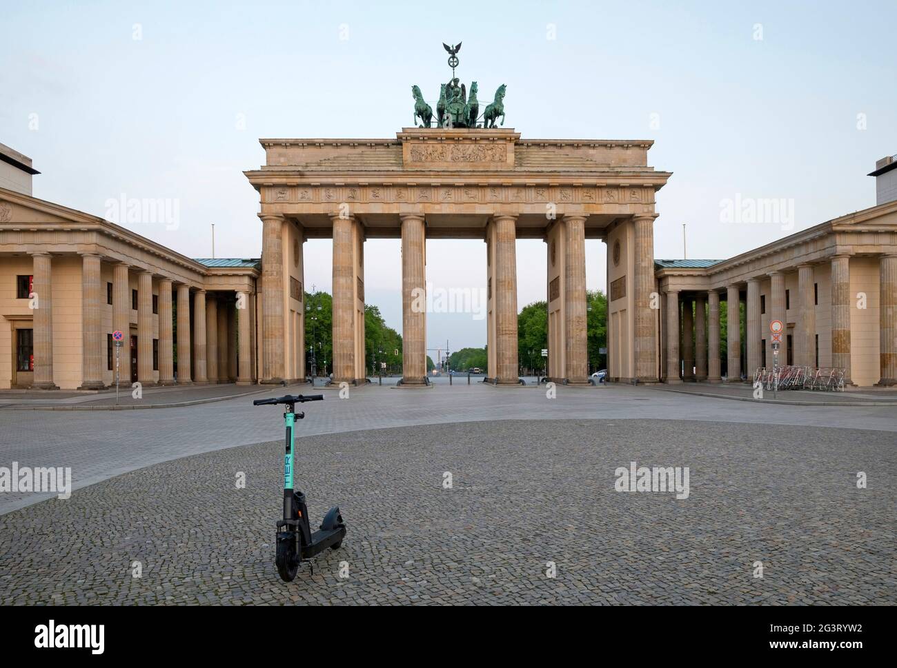 Brandenburger Tor mit E-Scooter am Pariser Platz am frühen Morgen, Deutschland, Berlin Stockfoto