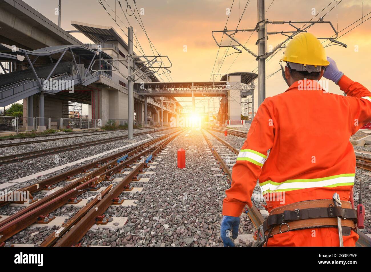 Elektriker klettern auf elektrischen Masten, um sie zu installieren und zu repai Stockfoto