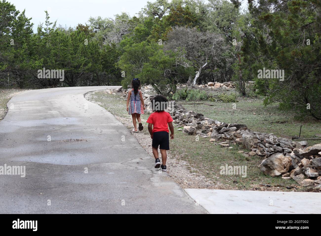 Kinder machen Urlaub in Concan und machen einen Spaziergang nach Frio Rio Stockfoto