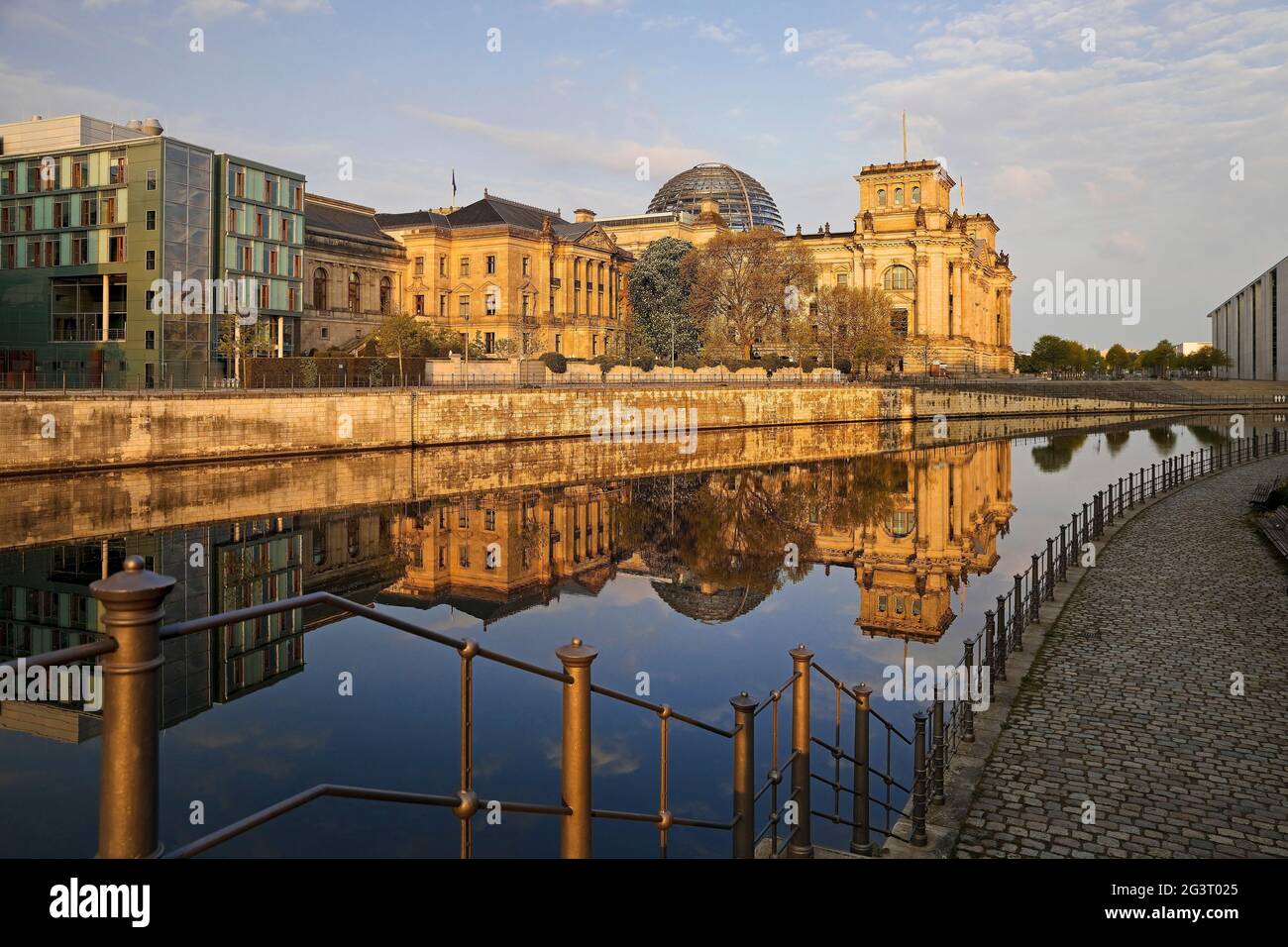 Reichstagsgebäude mit Spree im Morgenlicht, Deutscher Bundestag im Regierungsbezirk, Deutschland, Berlin Stockfoto