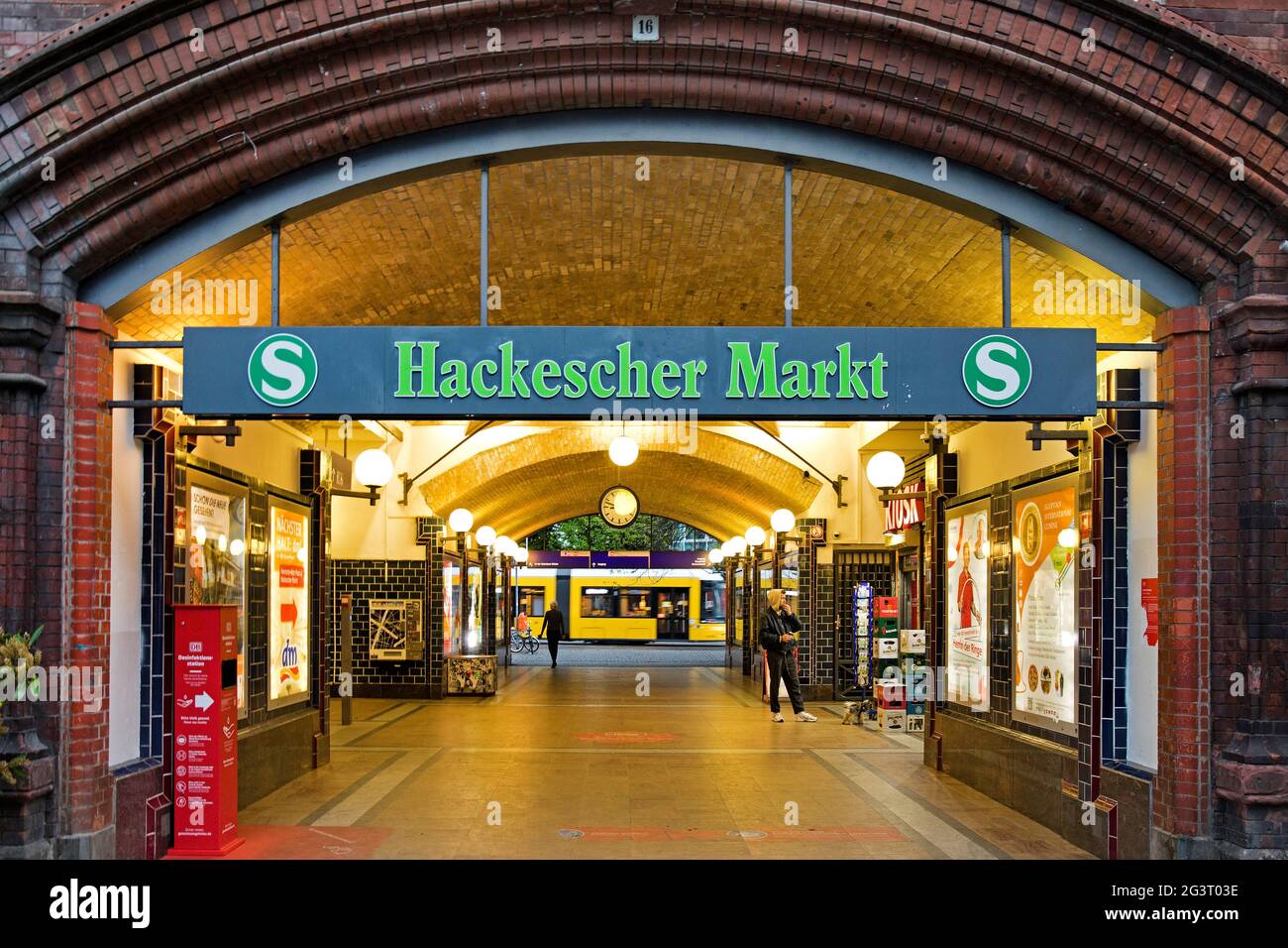 Eingang zur U-Bahnstation Hackescher Markt, Deutschland, Berlin Stockfoto