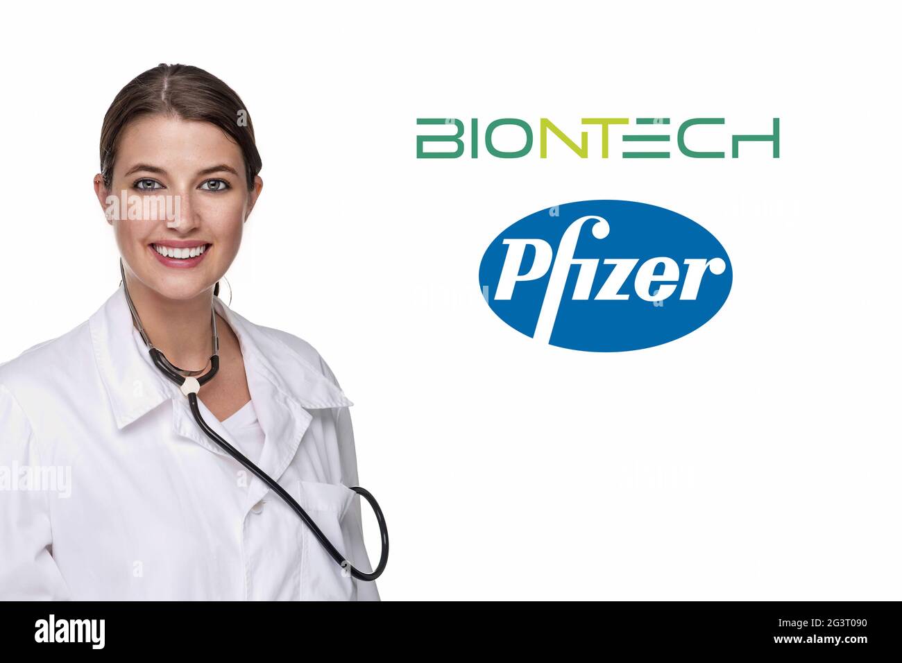 Junger Arzt mit Stethoskop vor BioNTech Pfizer Logo Stockfoto