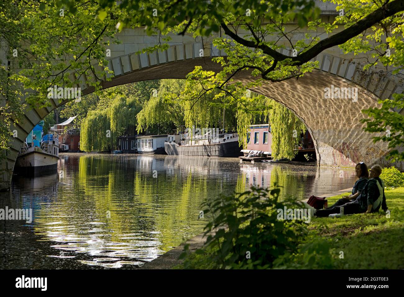 Erholung am Landwehrkanal der Unteren Schleuse mit Viadukt, Tiergarten, Deutschland, Berlin Stockfoto