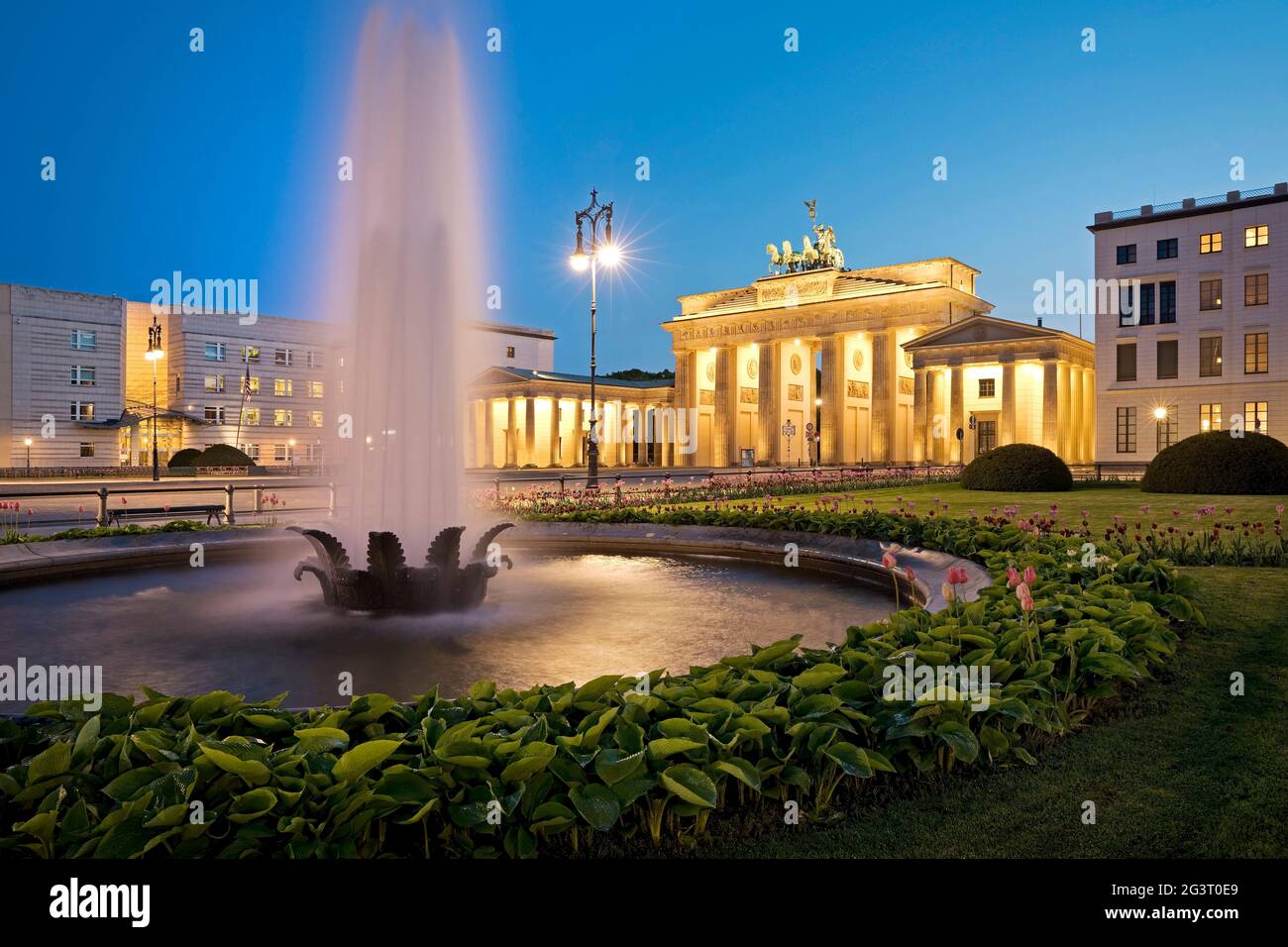 Beleuchtete Brandenburger Tor mit Brunnen am Pariser Platz am Abend, Deutschland, Berlin Stockfoto