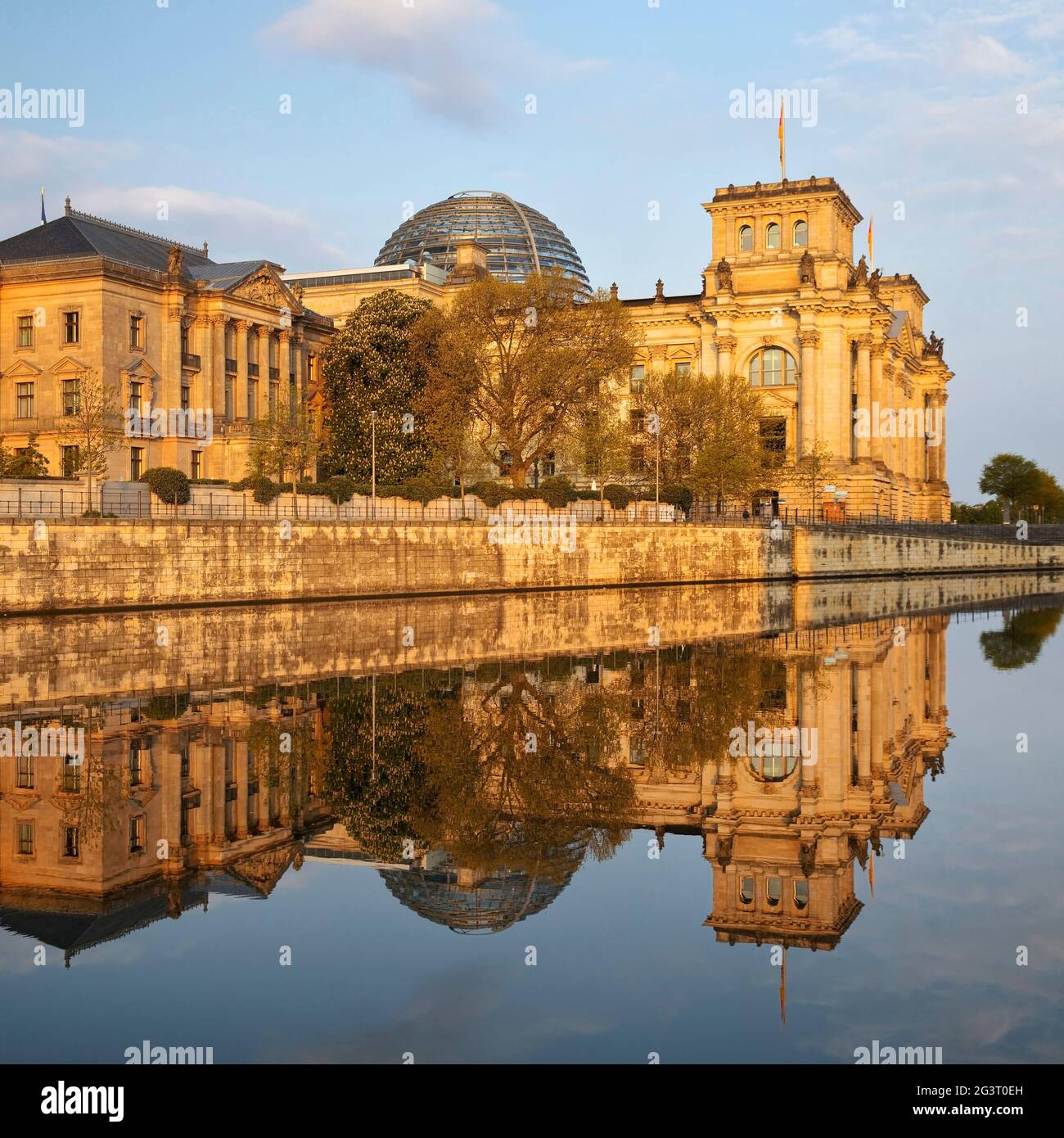 Reichstagsgebäude mit Spree im Morgenlicht, Deutscher Bundestag im Regierungsbezirk, Deutschland, Berlin Stockfoto