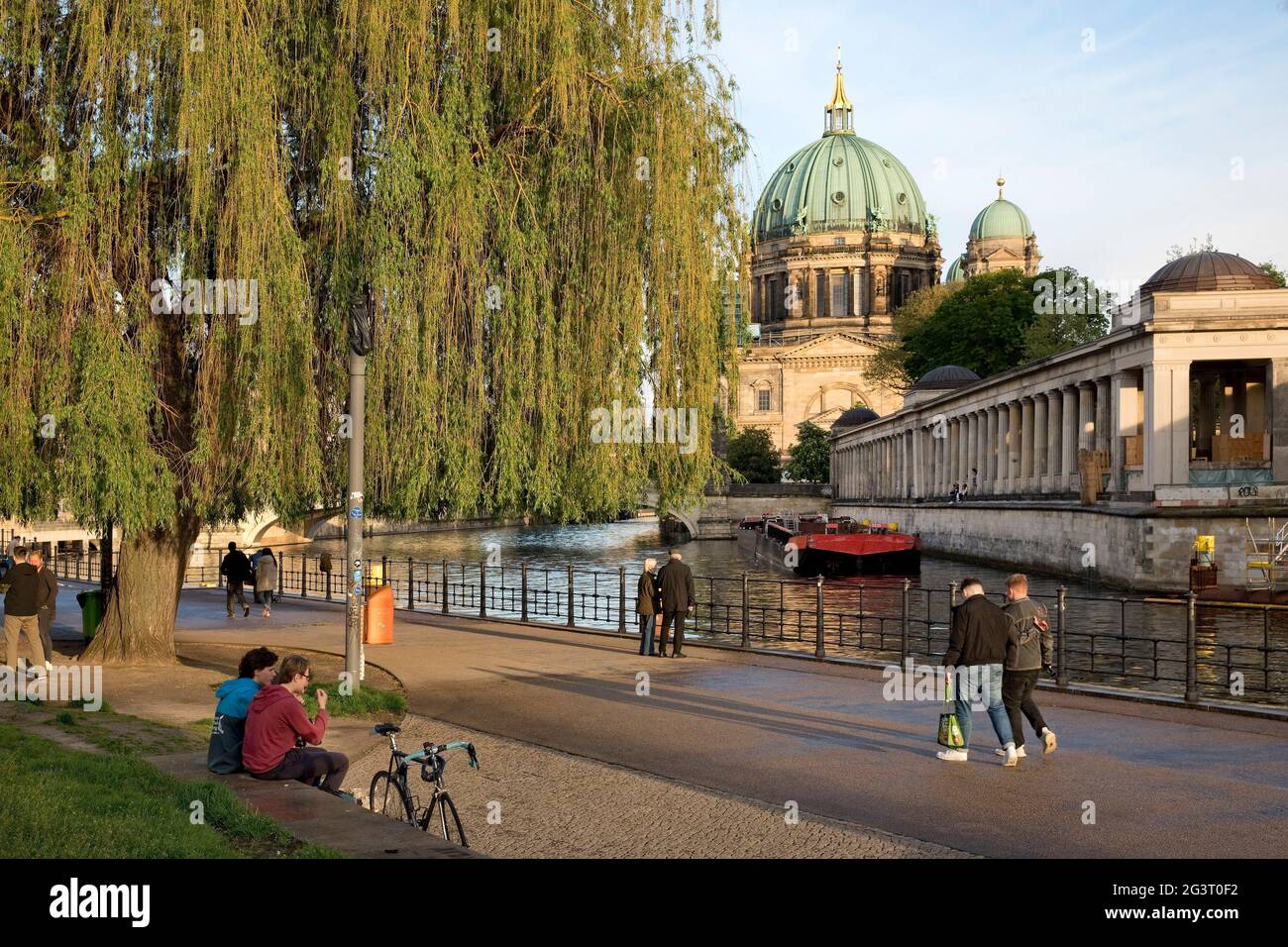 Menschen im James-Simon-Park mit Berliner Dom und Spree, Deutschland, Berlin Stockfoto