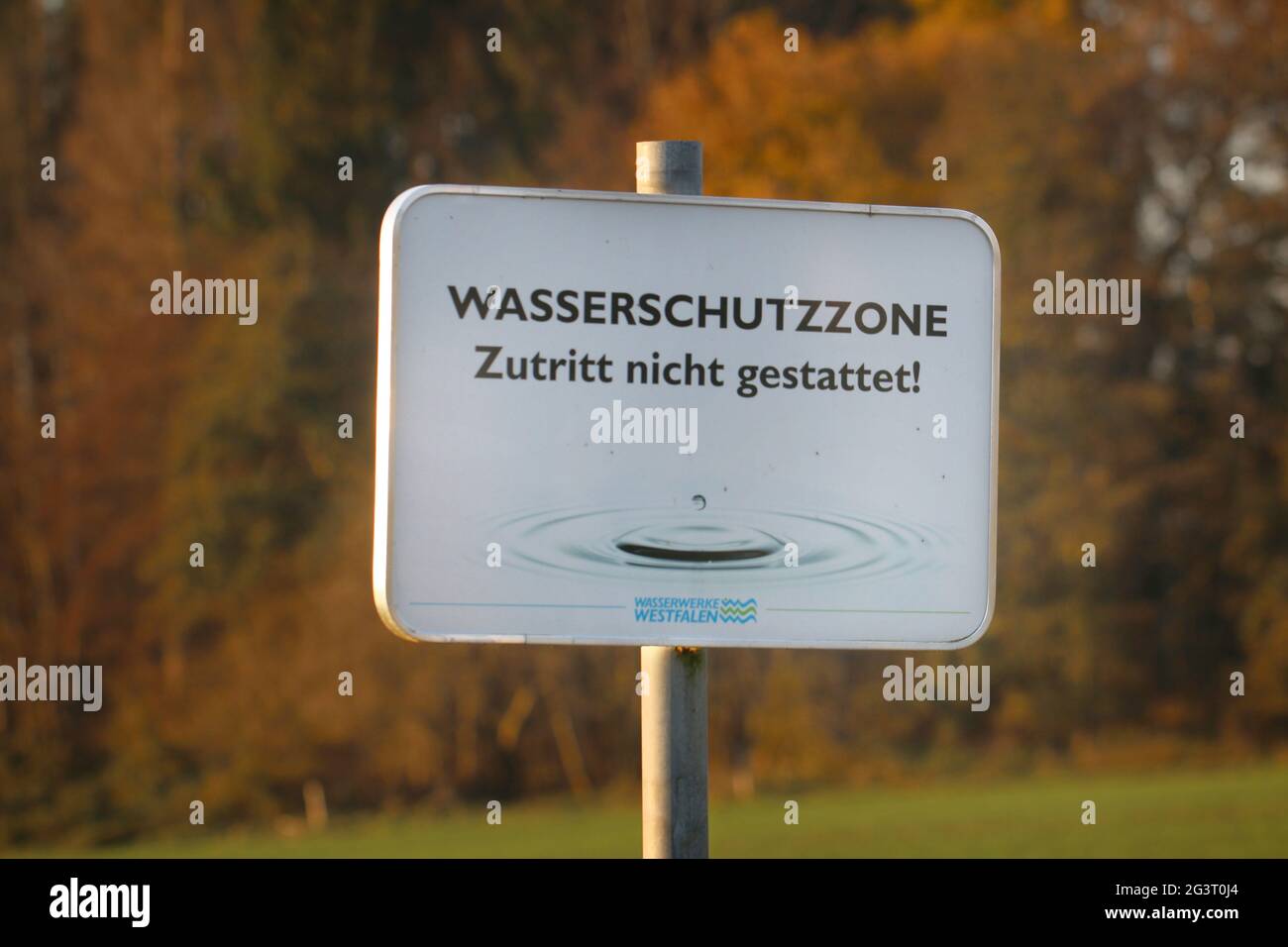 schild mit der Aufschrift: Wasserschutzzone, Zutritt nicht erlaubt!, Deutschland Stockfoto