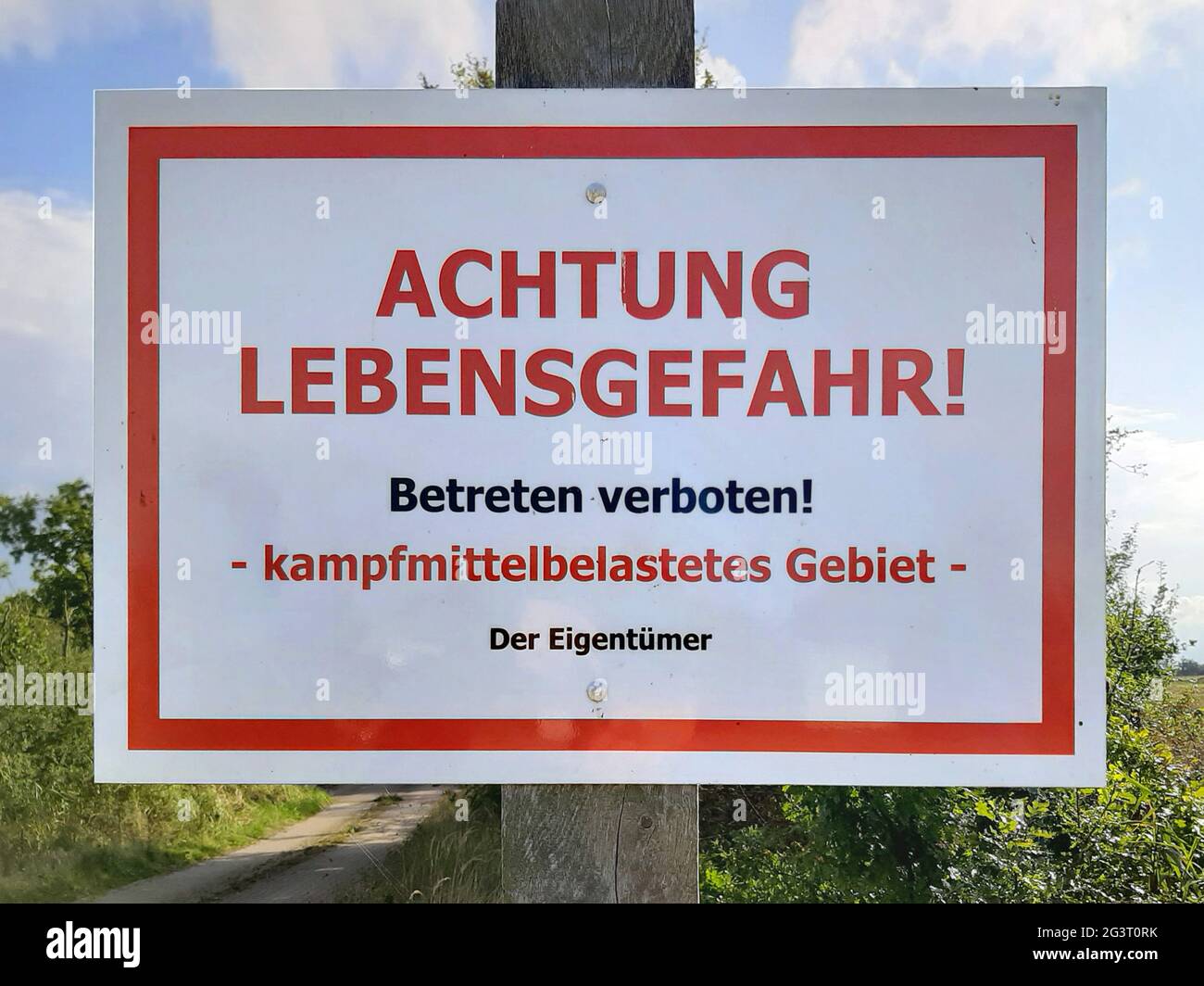 Warnschild: Achtung: Lebensgefahr! Nicht betreten! Explosionsgefährdeter Bereich, Deutschland, Mecklenburg-Vorpommern Stockfoto