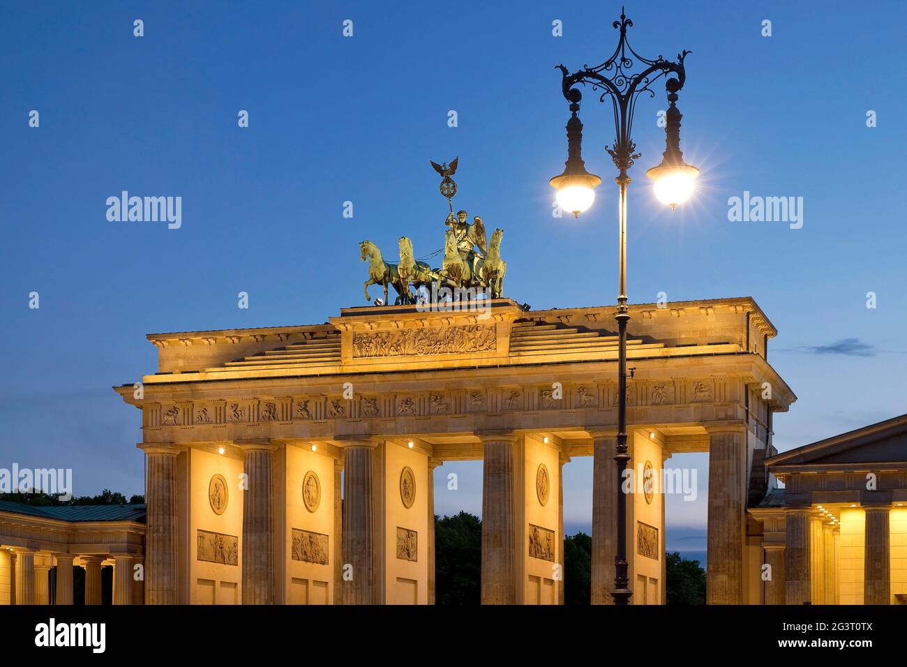 Quadriga am Brandenburger Tor mit historischer Gaslaterne am Pariser Platz am Abend, Deutschland, Berlin Stockfoto