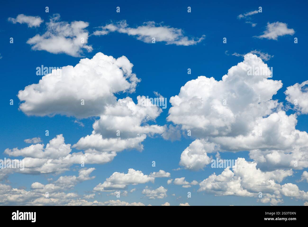 Schöne weiße Cumulus Wolken am blauen Himmel, Schweiz Stockfoto