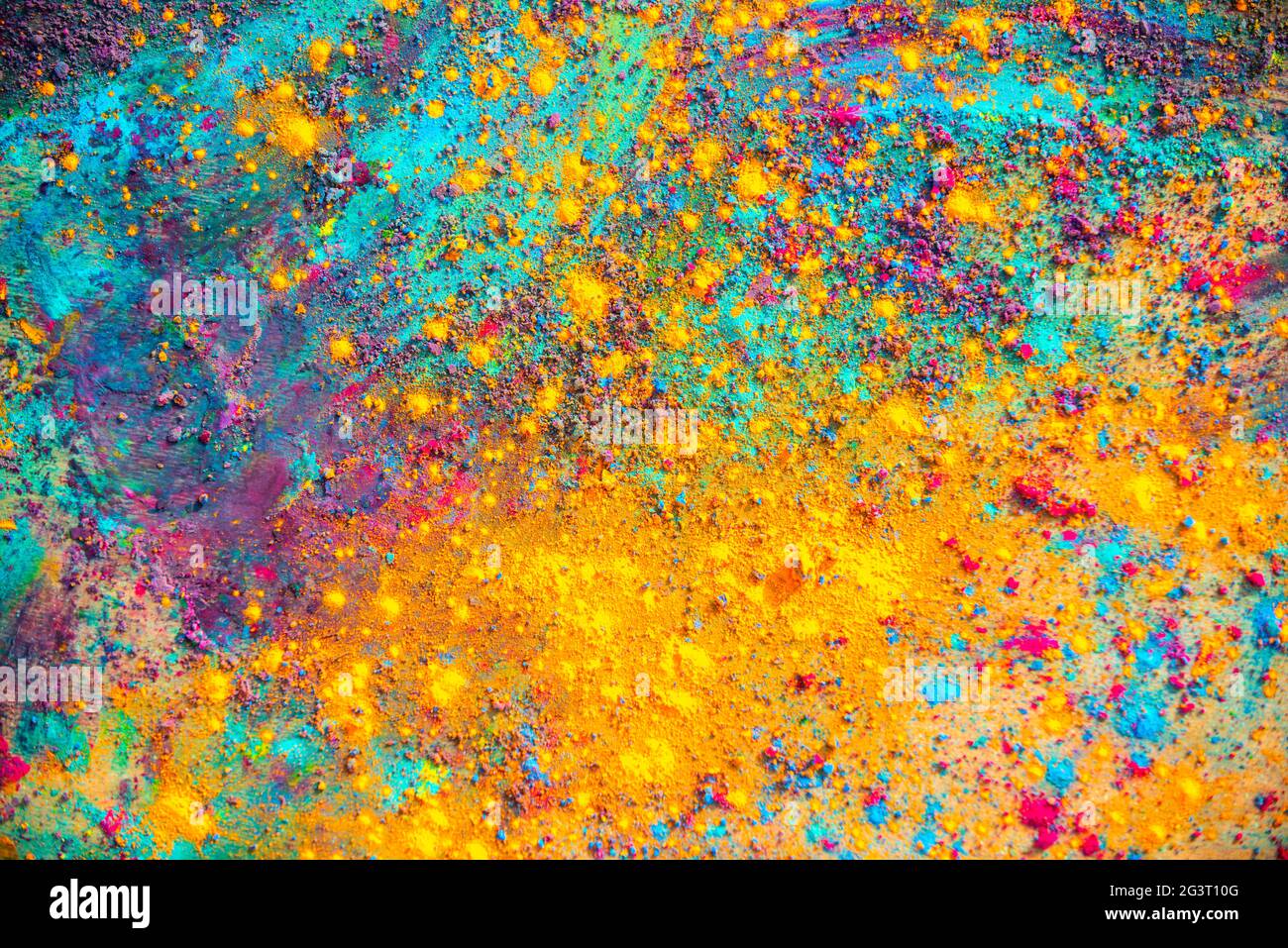 Farbiger Hintergrund. Holi-Pulver. Farbspritzer. Stockfoto