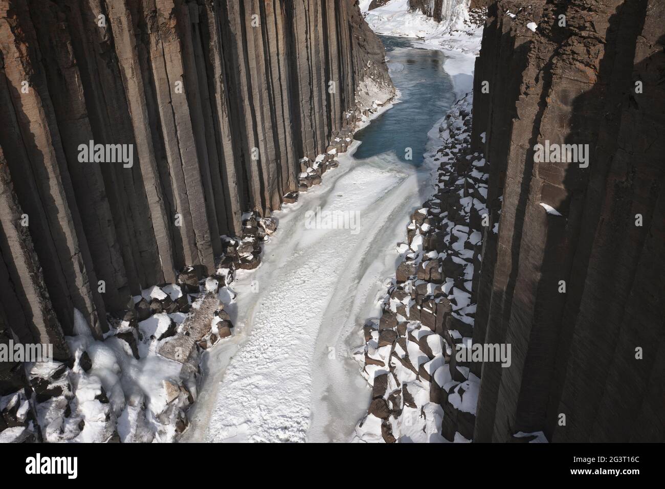 Der Studlagil Canyon schneite aus der Vogelperspektive Stockfoto