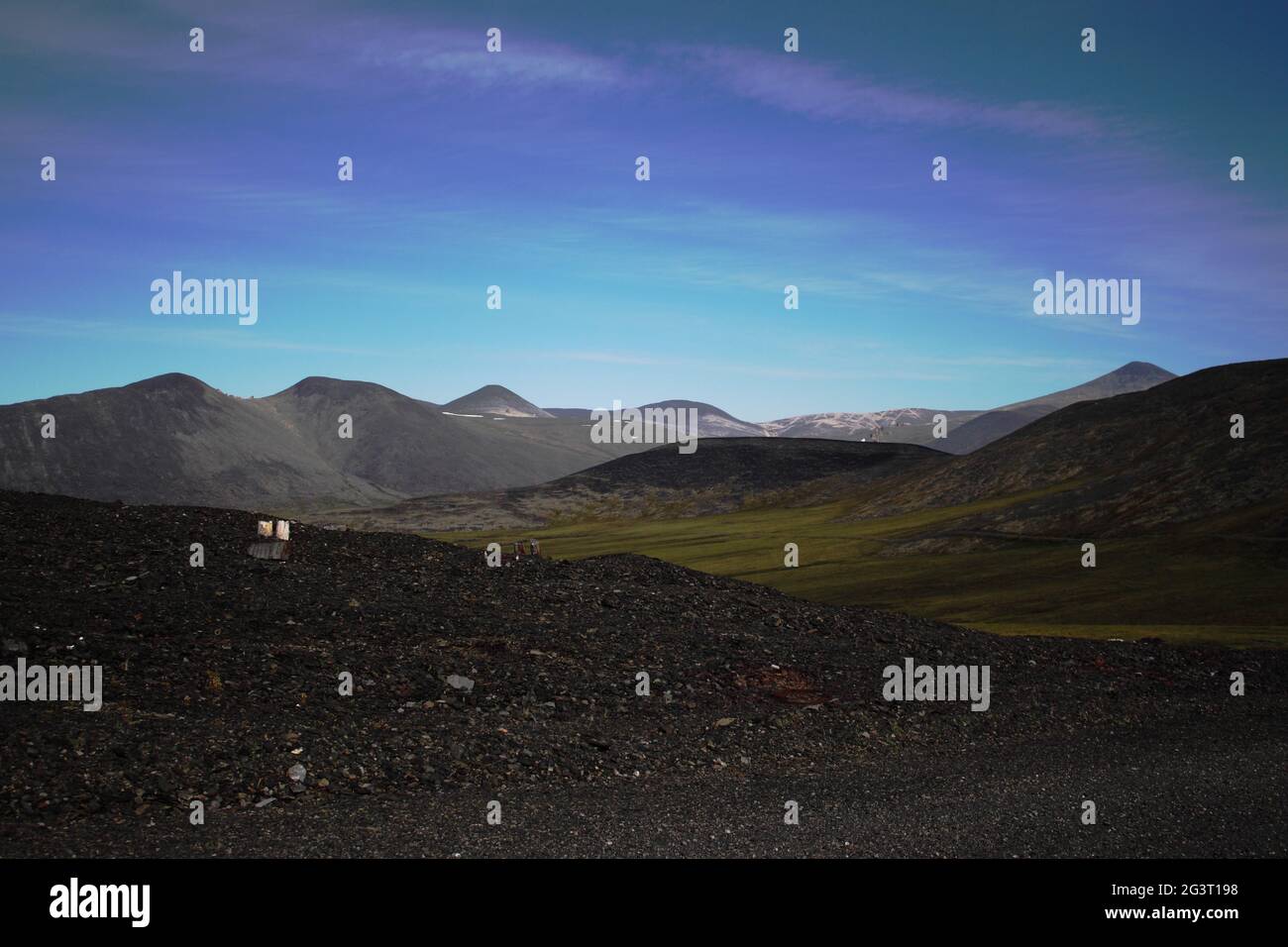 Schwere arktische Landschaft mit Bergen Stockfoto