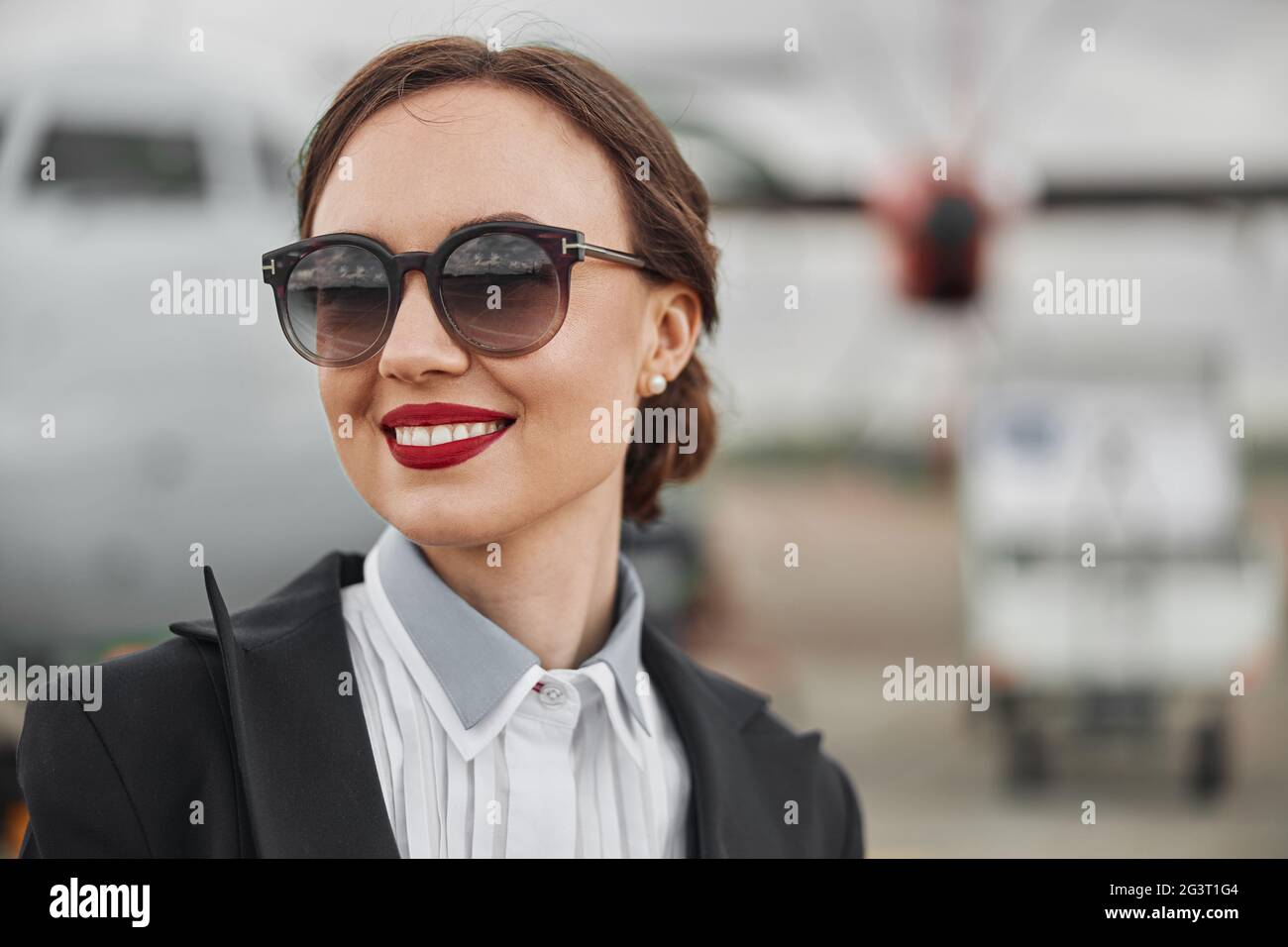 Porträt der weiblichen Stewardess Gesicht aus nächster Nähe Stockfoto