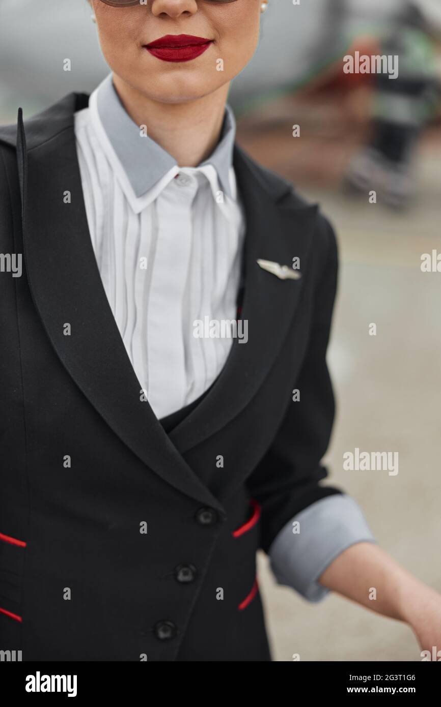 Nahaufnahme des Gesichts der Stewardess in der Brille Stockfoto