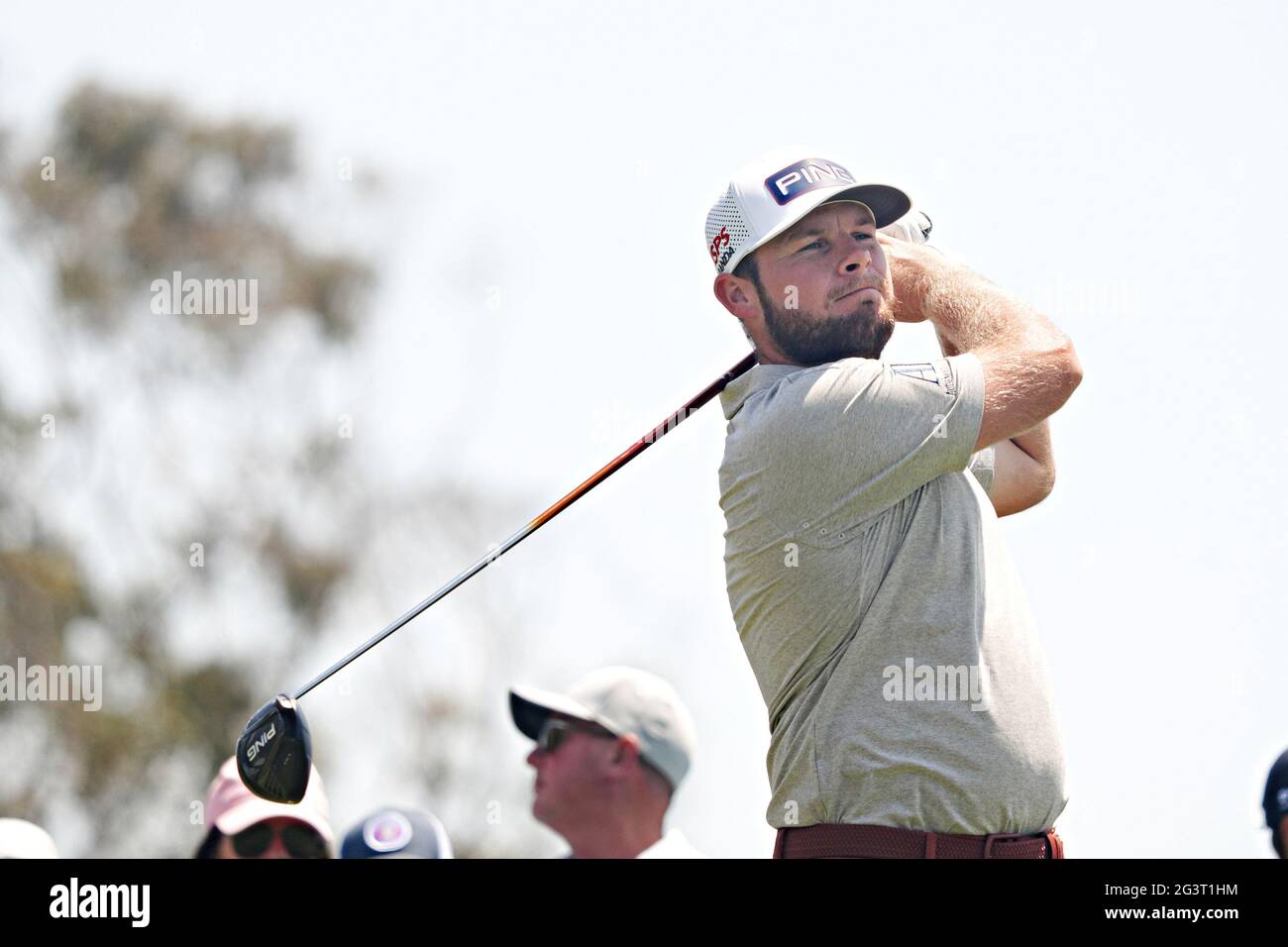 San Diego, Usa. Juni 2021. Tyrell Hatton aus England, schlägt am ersten Wettkampftag bei der 121. US Open Championship auf dem Torrey Pines Golf Course in San Diego, Kalifornien, am Donnerstag, dem 17. Juni 2021, am achtzehnten Loch ab. Foto von Richard Ellis/UPI Credit: UPI/Alamy Live News Stockfoto