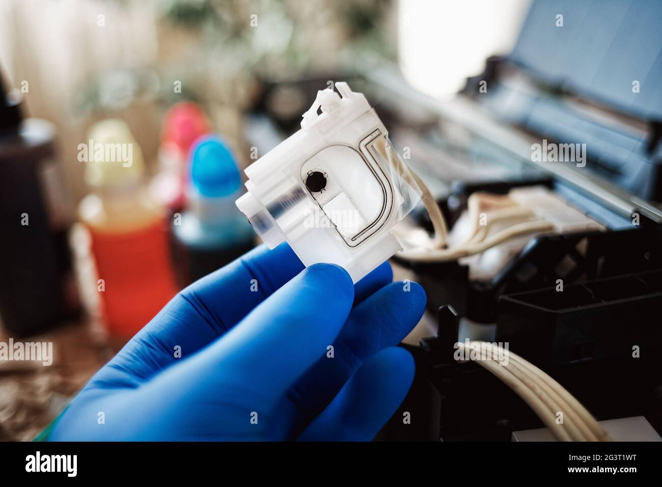 Befüllen Sie den Drucker mit Tinte. Service und Wartung von Geräten zu Hause. Stockfoto