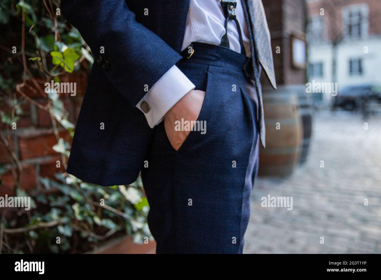Nahaufnahme der Hand in der Hosentasche eines eleganten Mannes. Gut gekleideter Gentleman mit Klasse und Eleganz. Stilvoller herr. Stockfoto