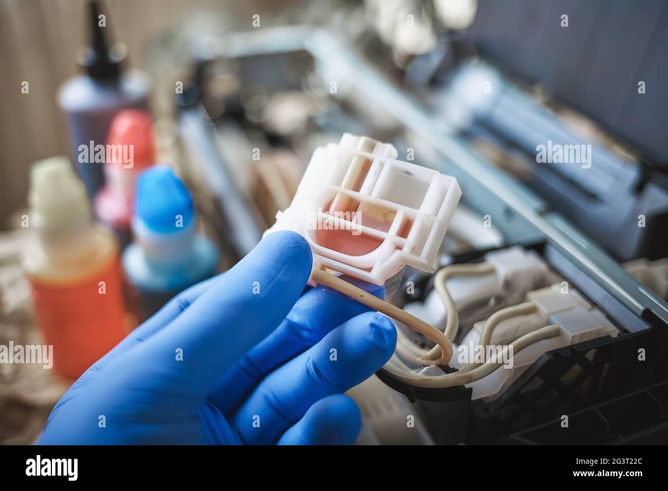 Befüllen Sie den Drucker mit Tinte. Service und Wartung von Geräten zu Hause. Stockfoto